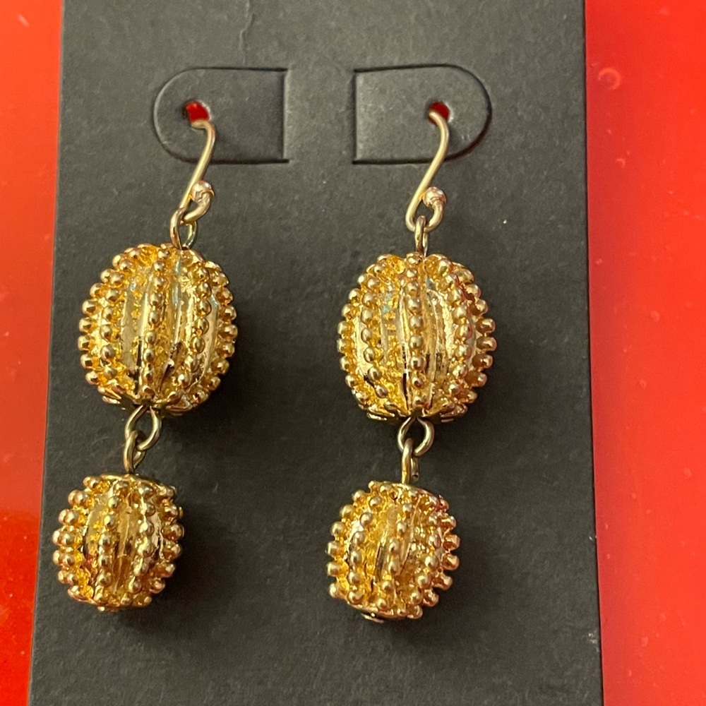 Stylish tiered earrings in gold tone